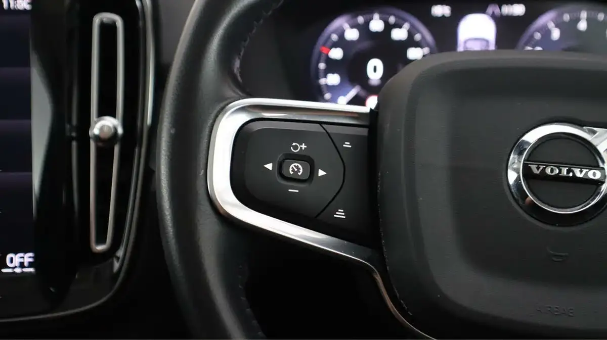 2020-volvo-xc40-15-t3-momentum-geartronic-big-22