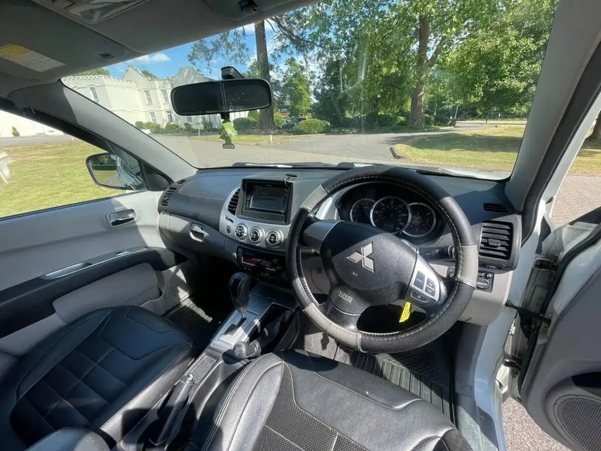 2011-mitsubishi-l200-25td-barbarian-auto-big-18