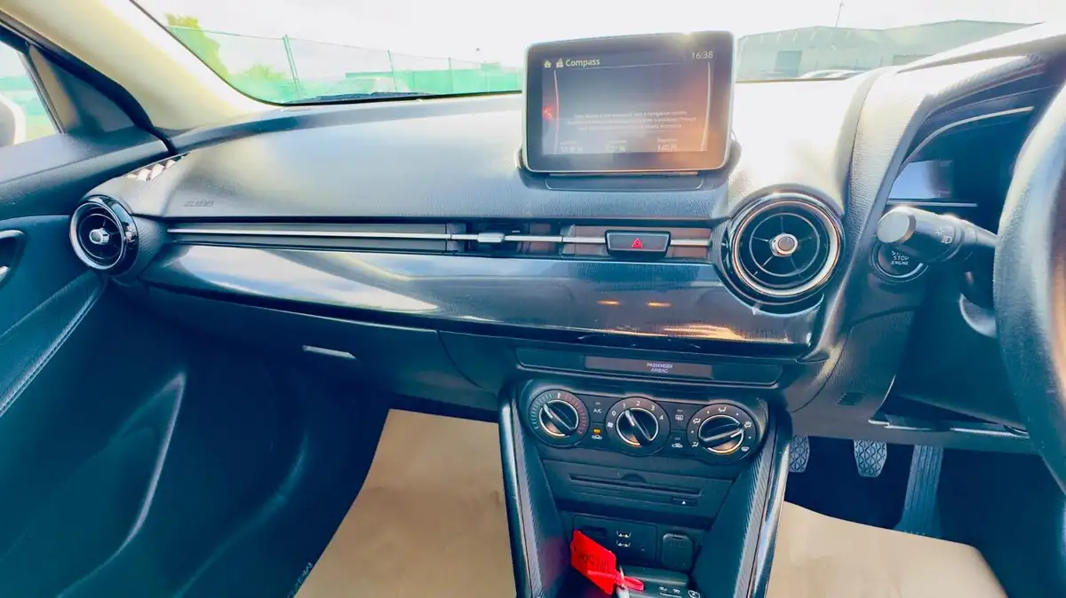 2015-mazda-mazda2-15-se-l-90ps-big-14