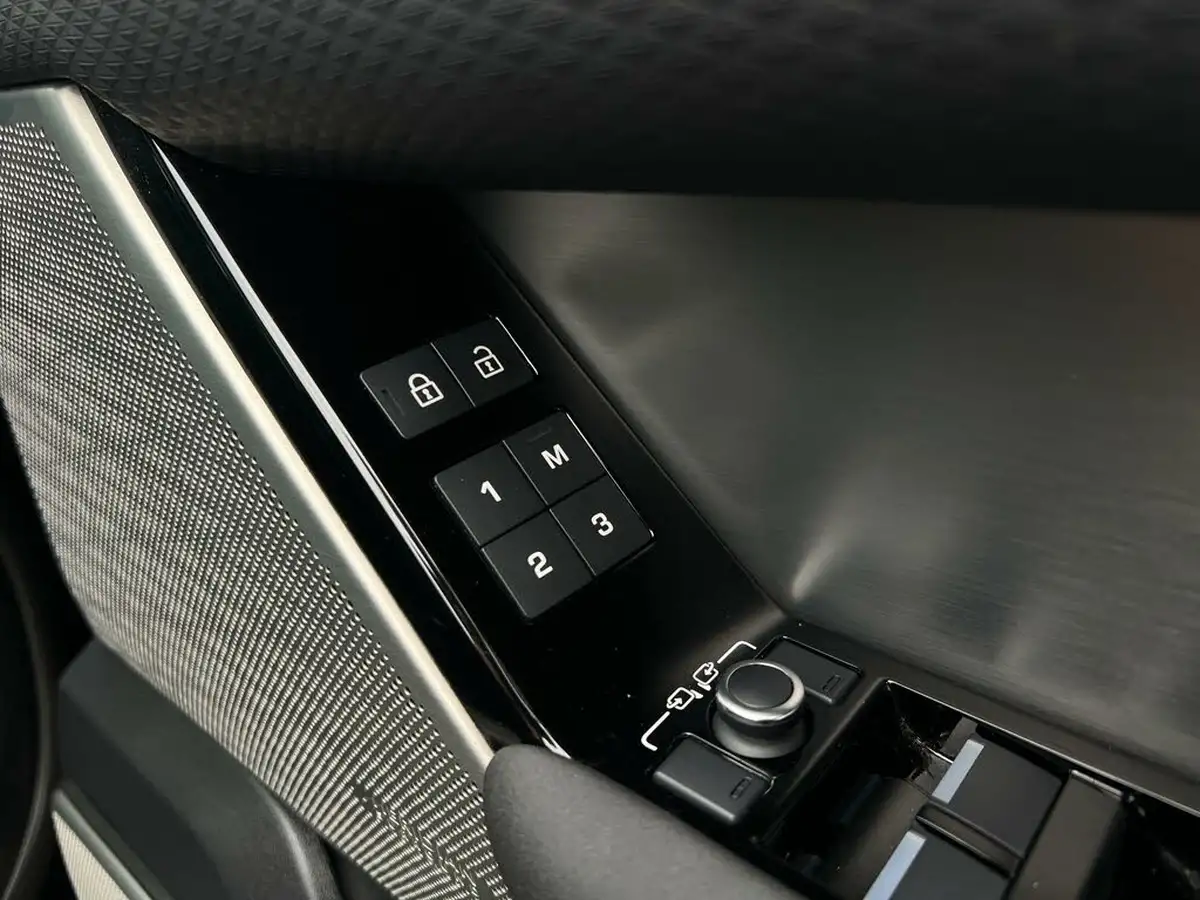 2022-land-rover-range-rover-velar-20-d200-velar-big-25