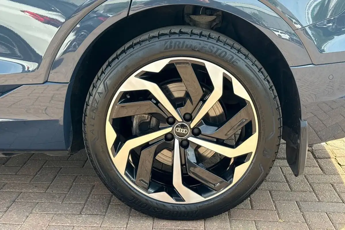 2023-audi-e-tron-55e-black-edition-sportback-big-11