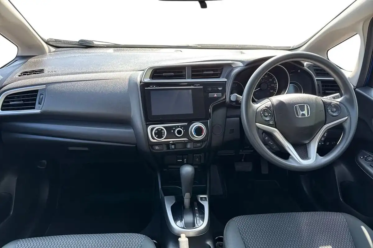 2019-honda-jazz-13-i-vtec-se-cvt-big-15