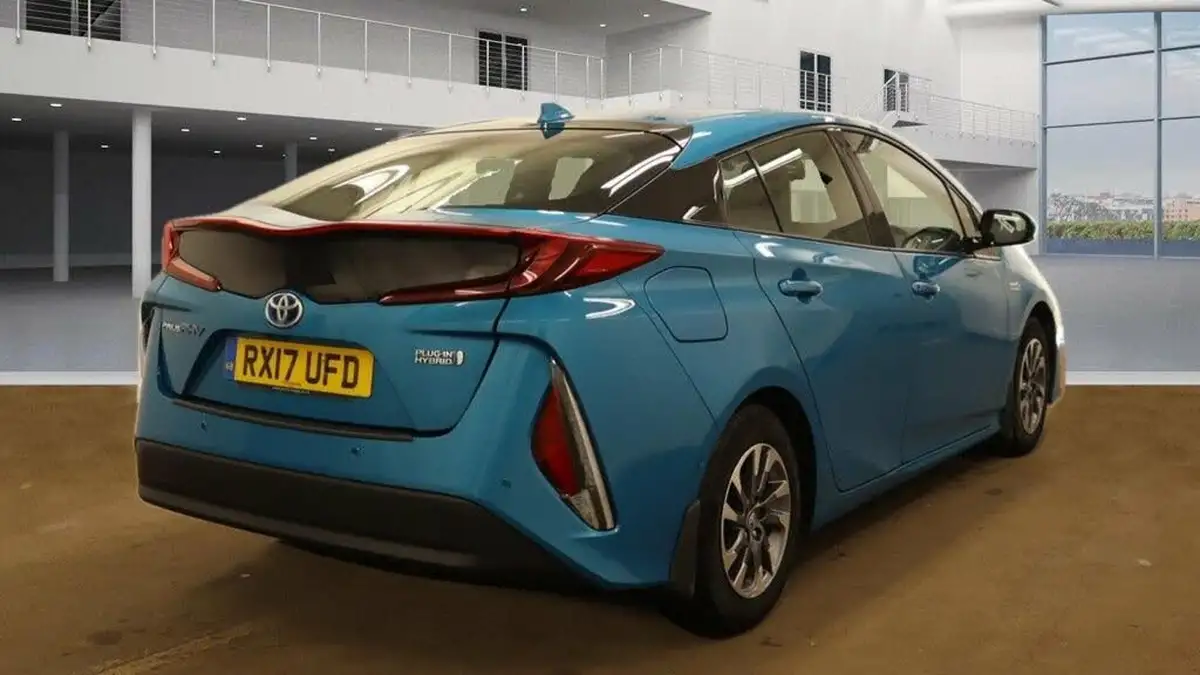 2017-toyota-prius-18-vvt-i-excel-plug-in-big-1