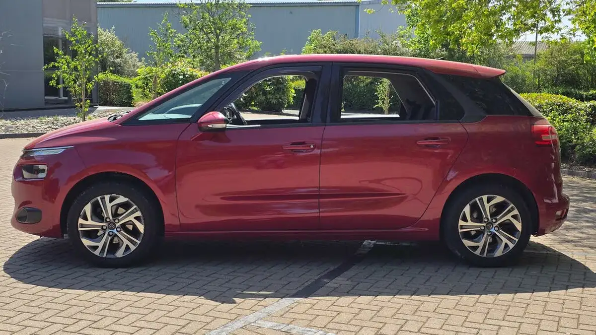 2015-citroen-c4-picasso-16bluehdi-selection-big-3