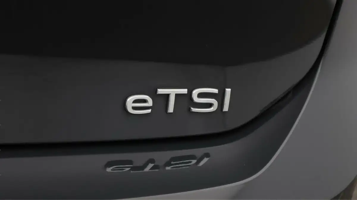 2022-volkswagen-golf-15-etsi-r-line-150ps-hatchback-big-23