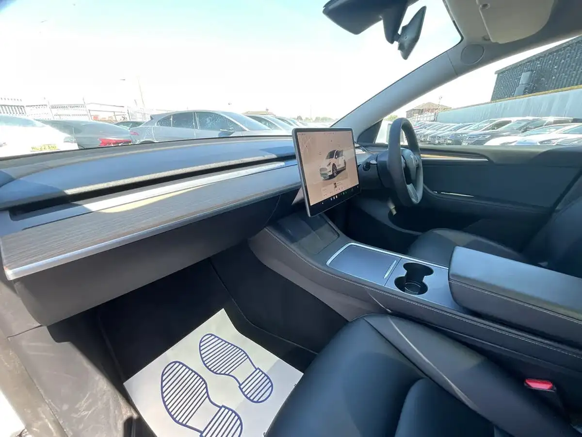 2023-tesla-model-y-e-long-range-big-8