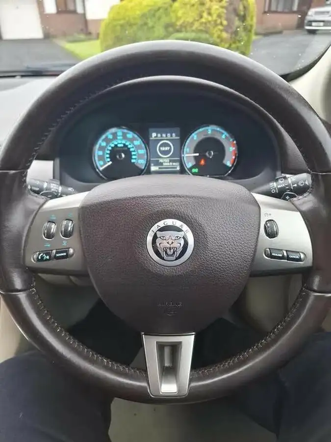 2011-jaguar-xf-30td-luxury-237bhp-big-14