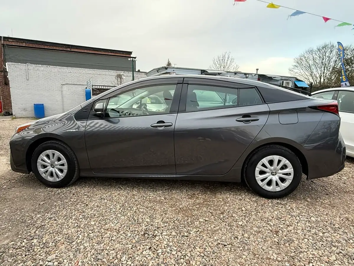 2019-toyota-prius-big-17