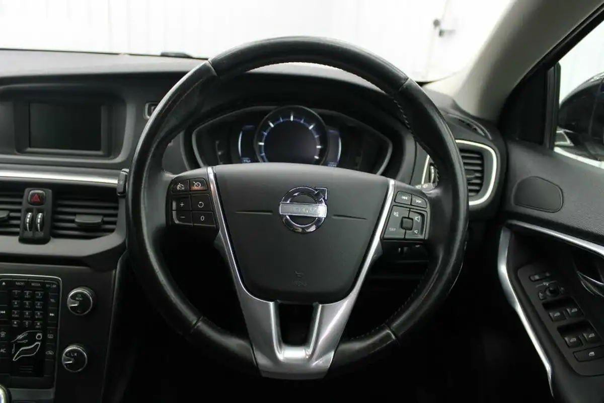2013-volvo-v40-20td-d3-cross-country-se-big-27