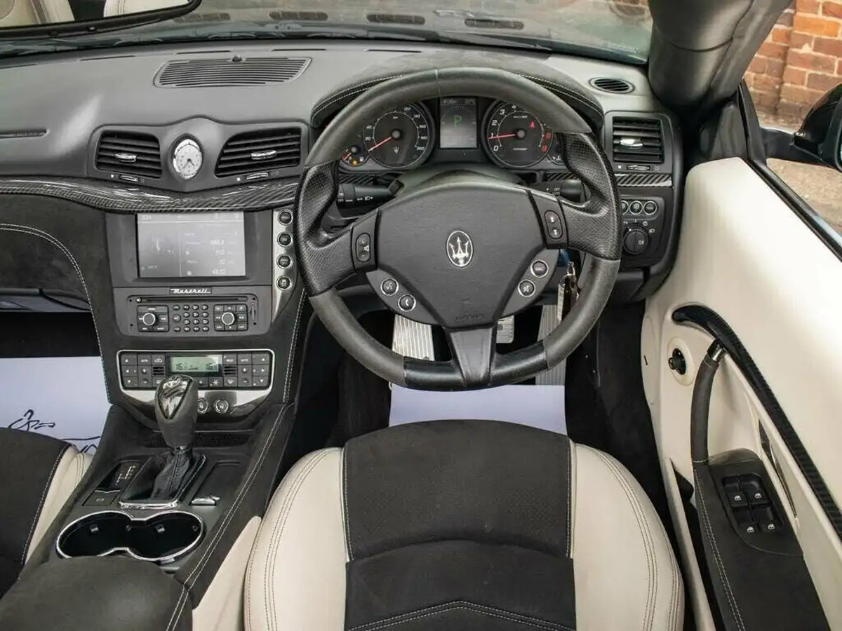 2014-maserati-grancabrio-47-mc-460ps-big-21