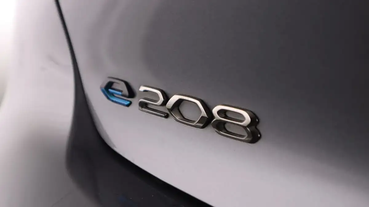 2021-peugeot-208-e-gt-premium-big-22