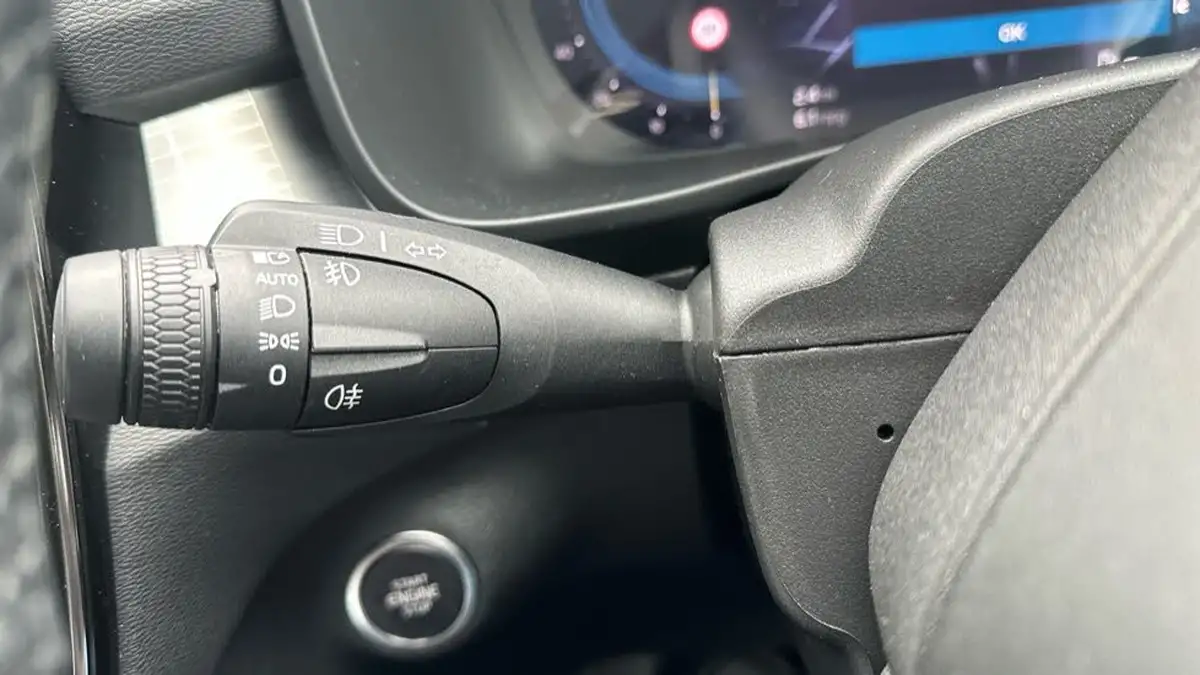 2023-volvo-xc40-20-b3-core-big-49