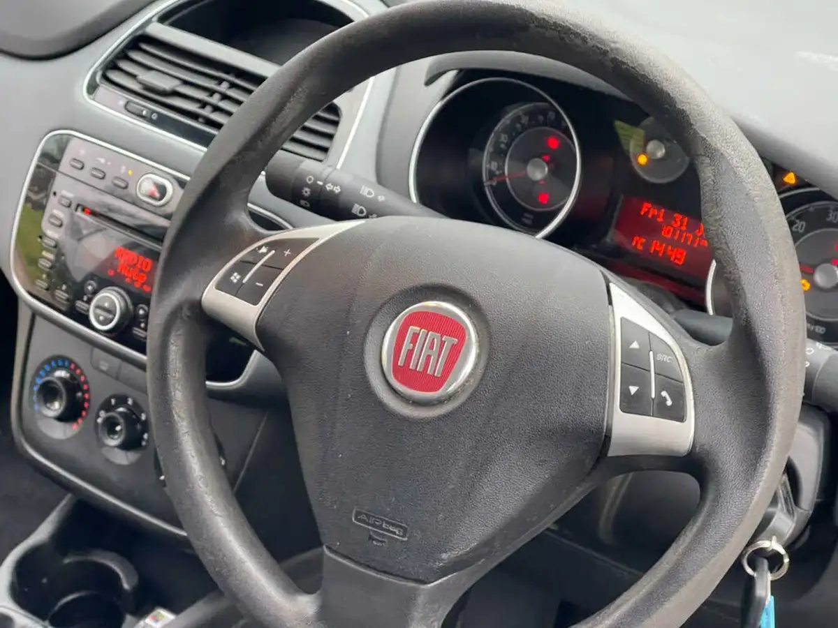 2010-fiat-punto-evo-14-active-5d-big-37