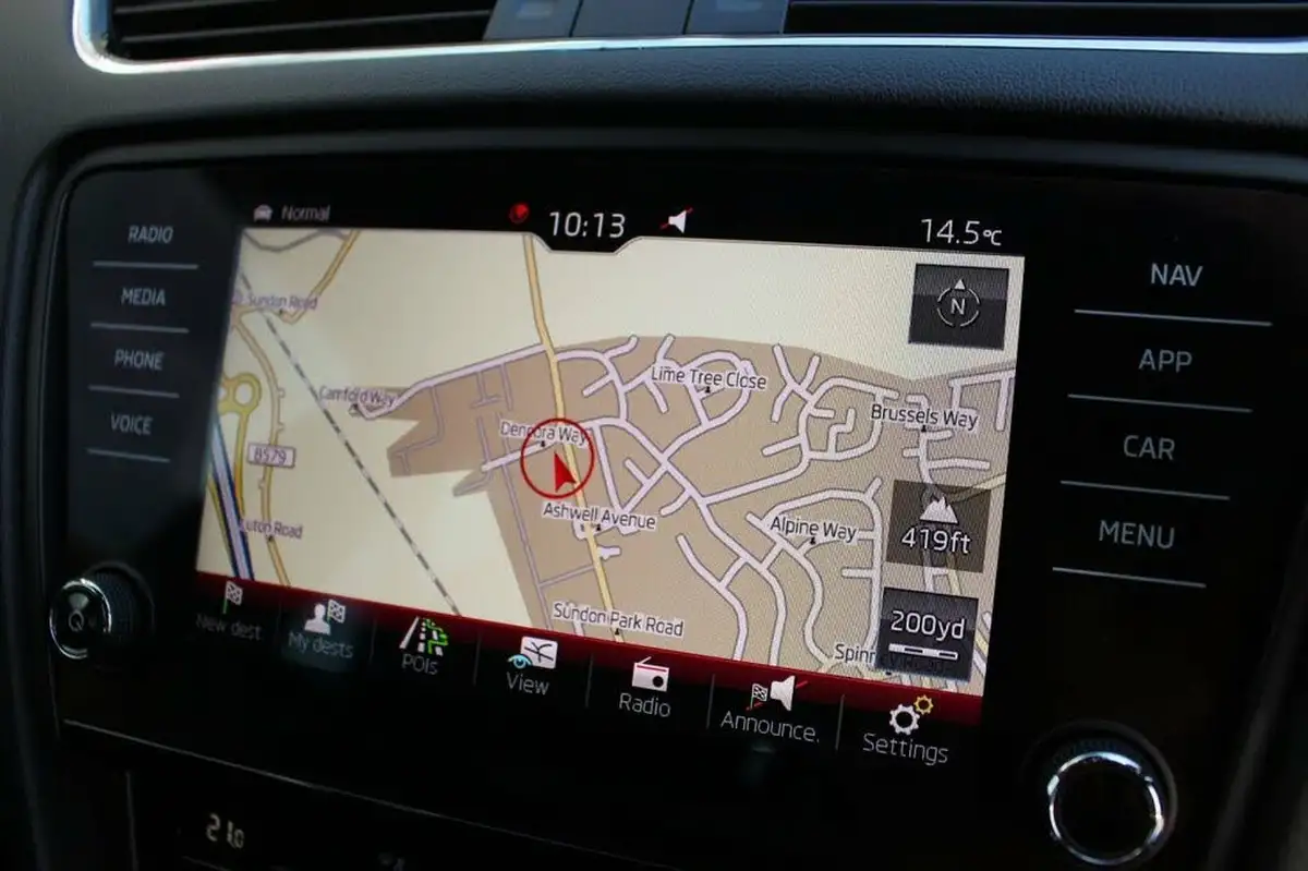 2019-skoda-octavia-20tdi-vrs-estate-big-11