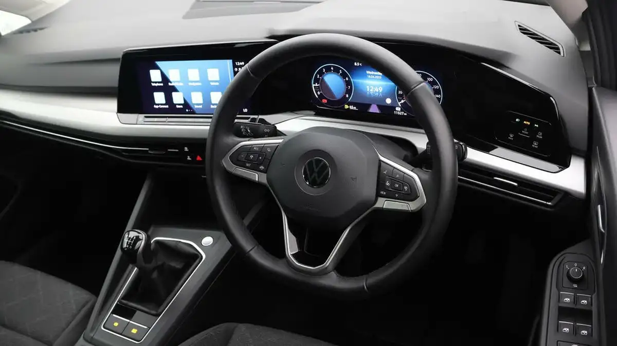 2022-volkswagen-golf-15-tsi-life-130ps-hatchback-big-8