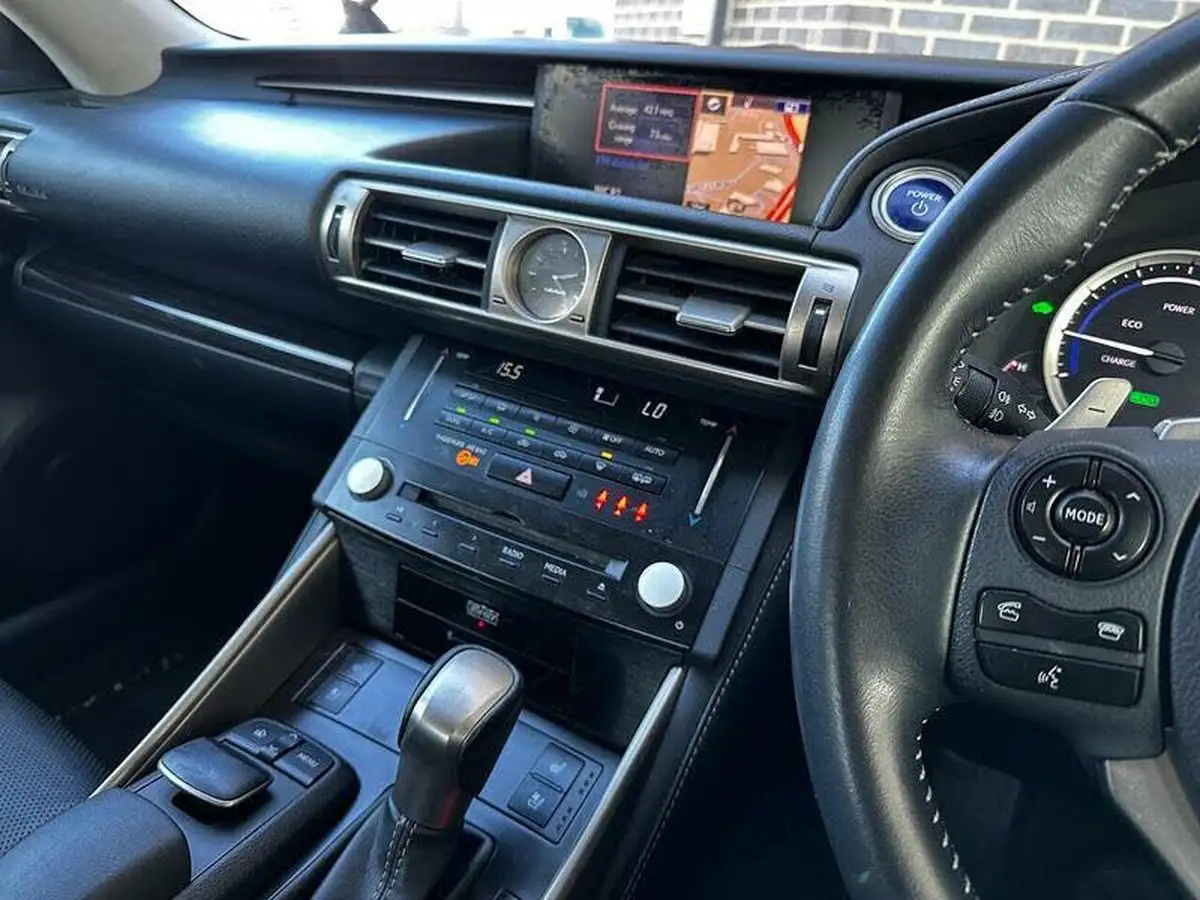 2014-lexus-is-300h-25-premier-big-10