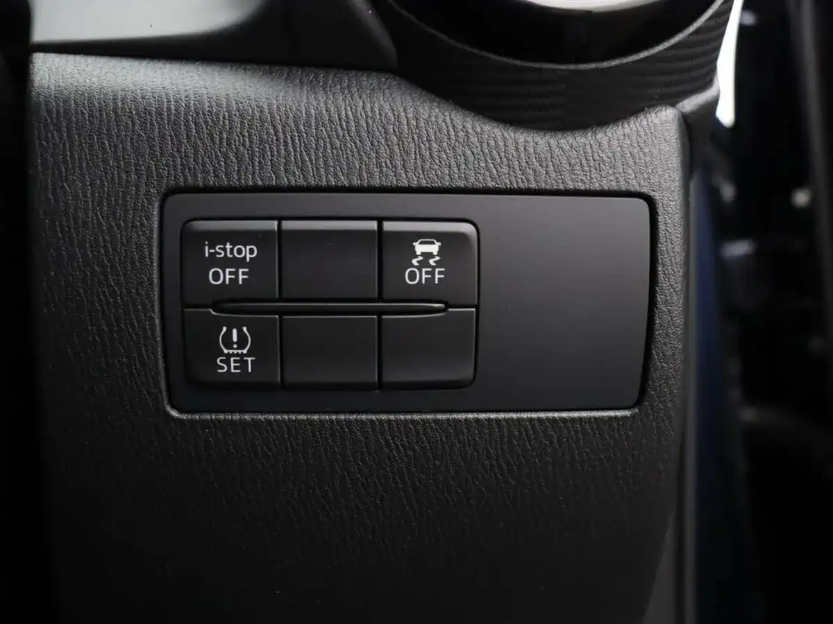 2024-mazda-mazda2-15-skyactiv-g-centre-line-big-24