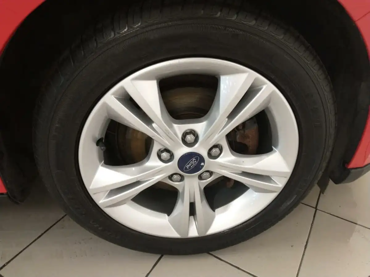 2015-ford-focus-10-zetec-100ps-estate-big-23
