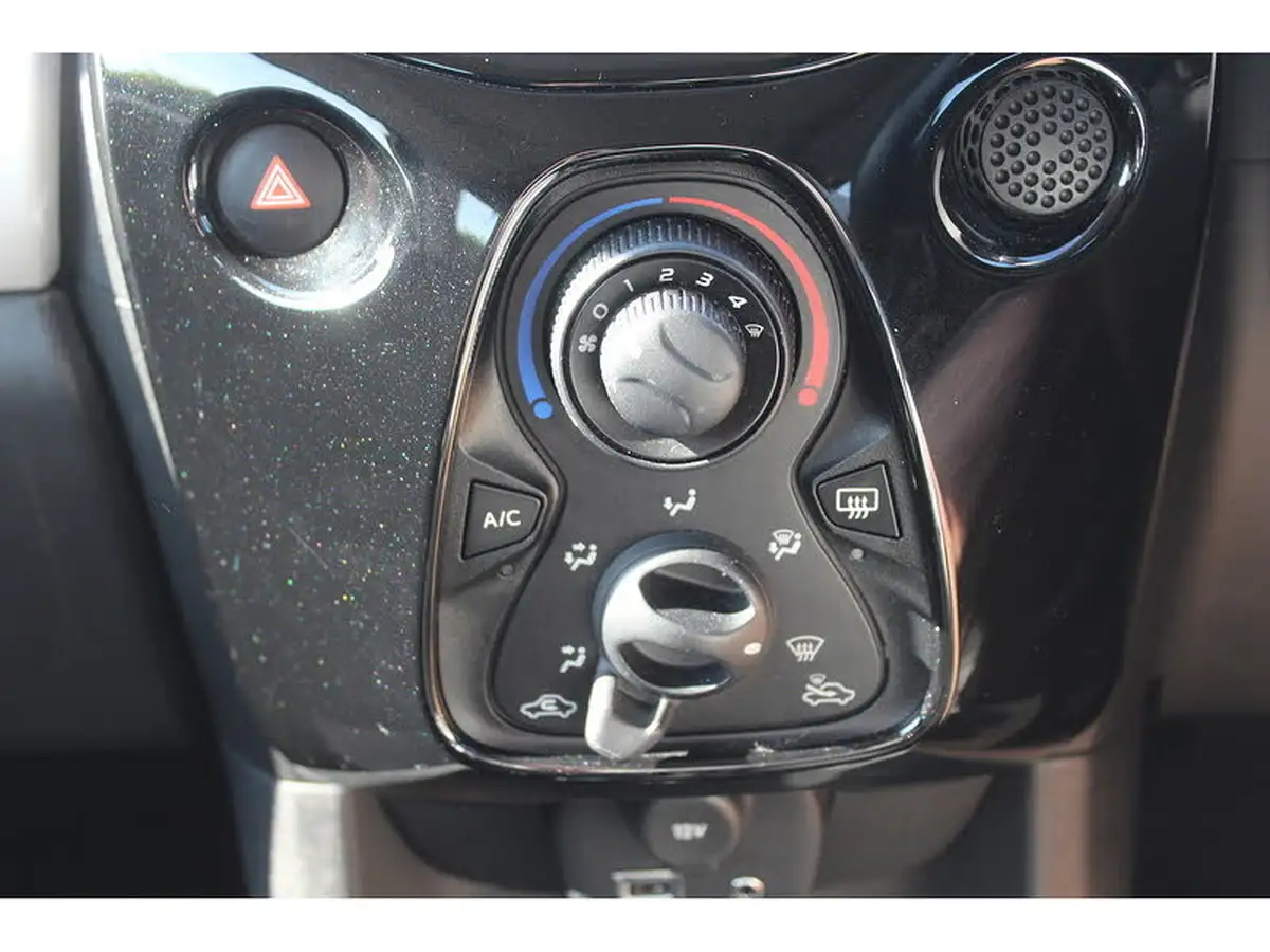 2015-toyota-aygo-10-x-pression-x-wave-x-tra-convenience-x-nav-big-17