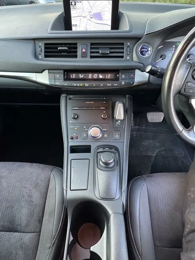 2017-lexus-ct-200h-18-luxury-big-11