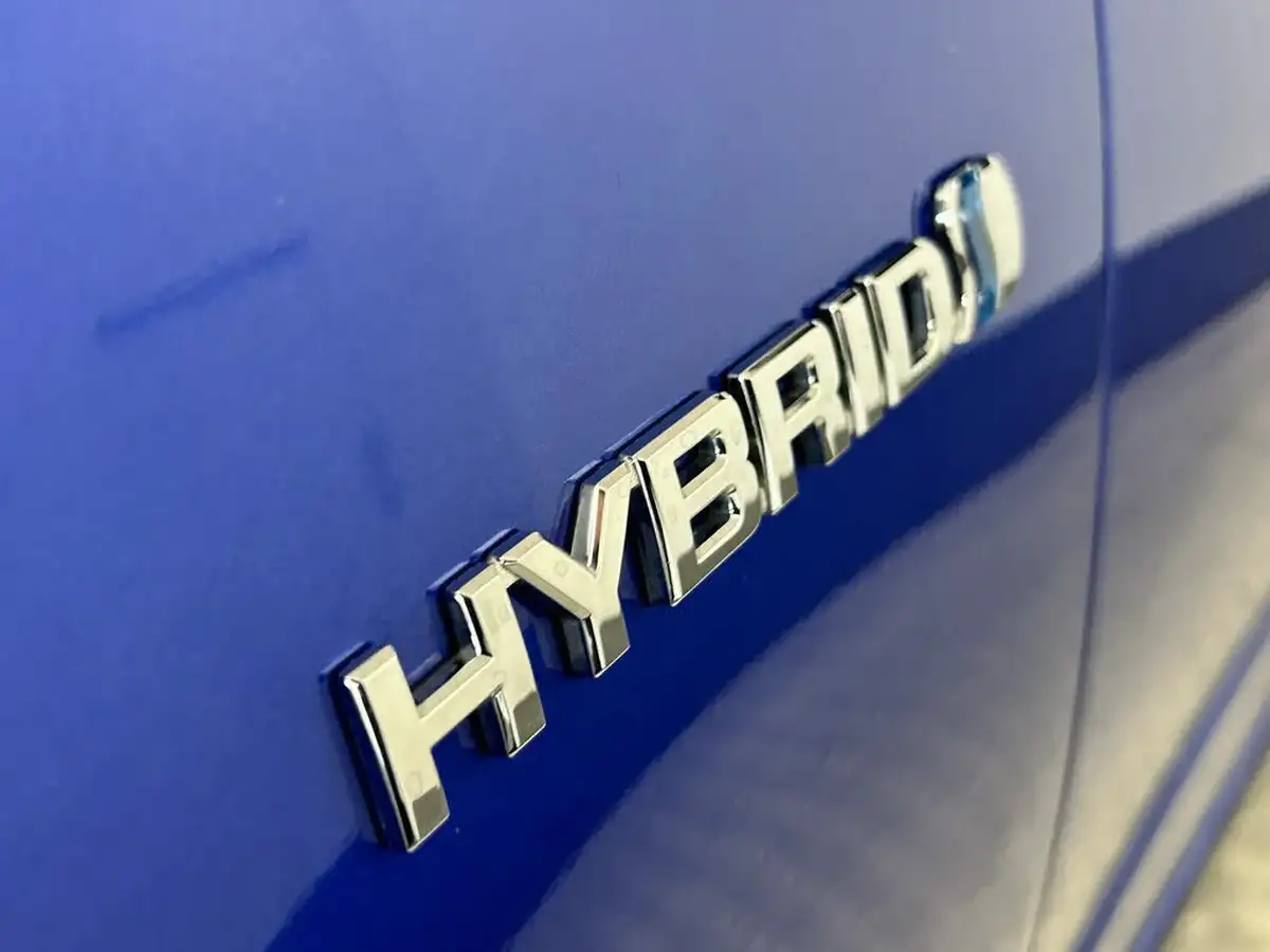 2017-toyota-yaris-15-vvt-i-yellow-bi-tone-limited-edition-hybrid-big-12