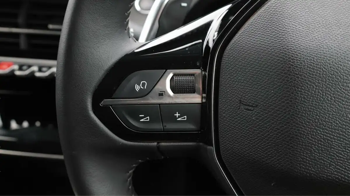 2023-peugeot-208-12-puretech-allure-premium-100ps-eat8-big-22