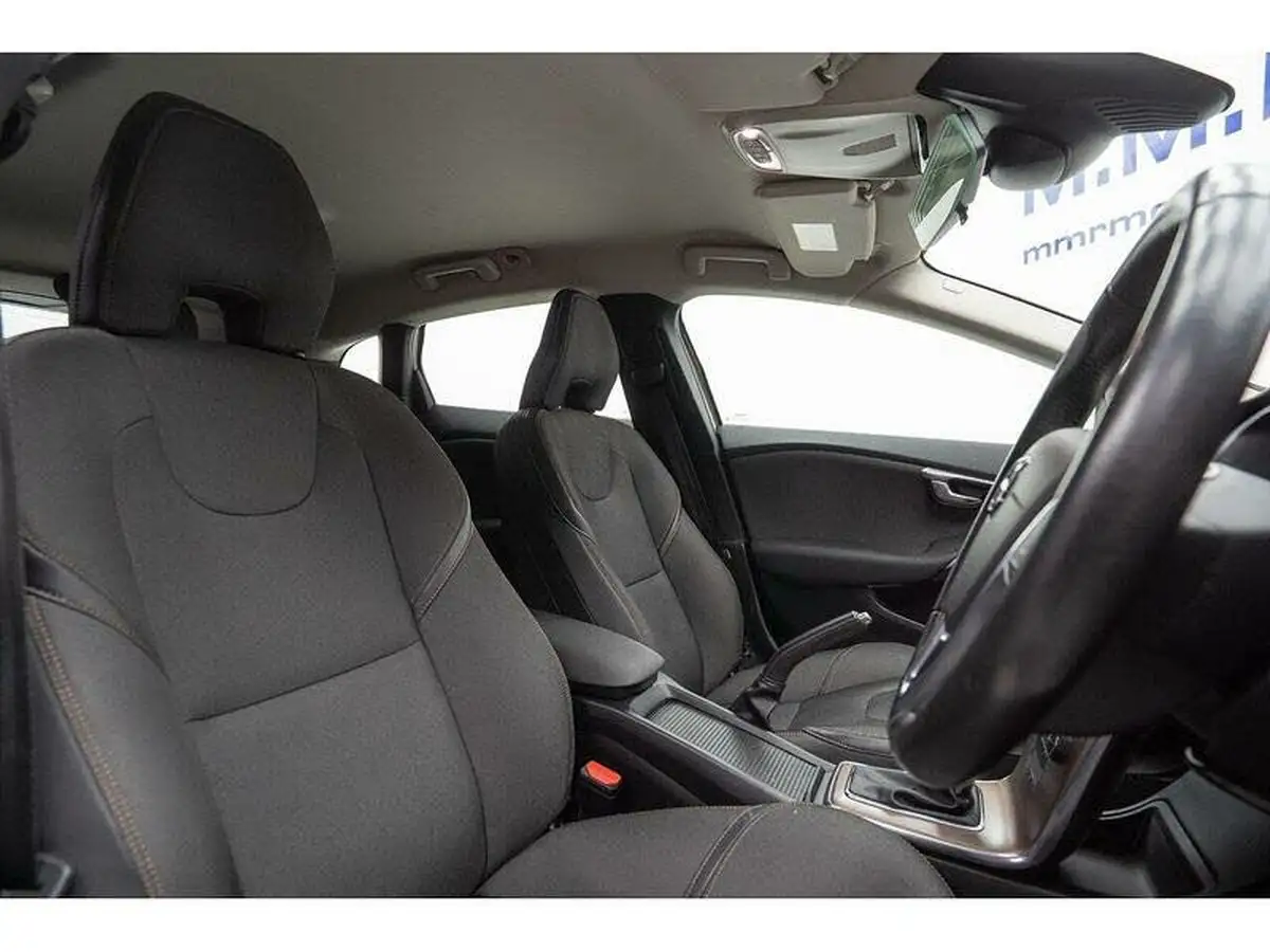 2017-volvo-v40-15-t3-cross-country-big-19
