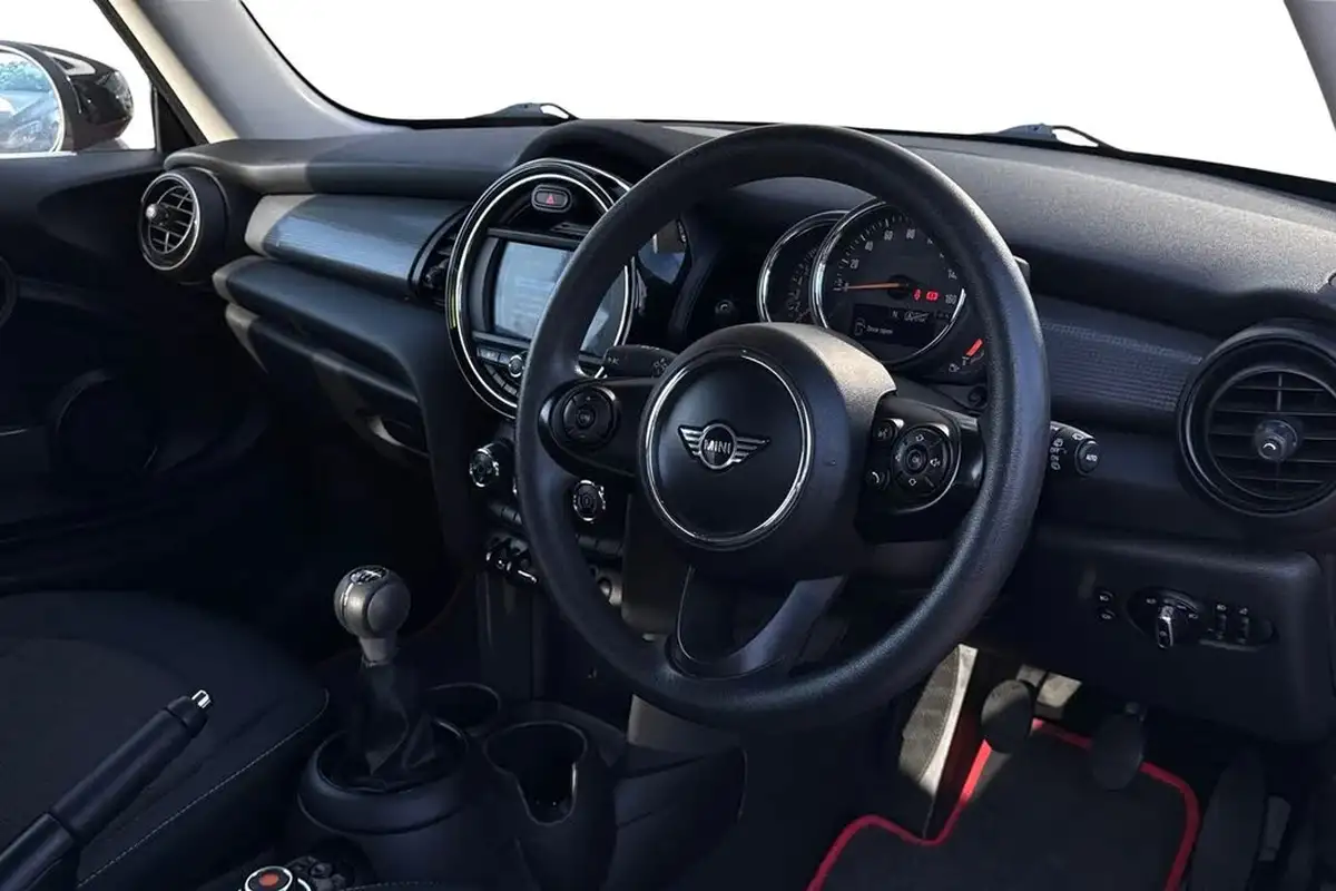 2019-mini-cooper-15-cooper-classic-hatchback-3d-big-12