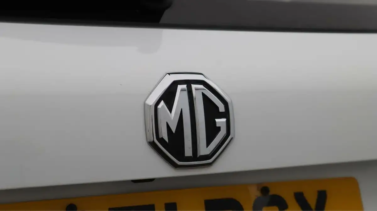 2022-mg-hs-15t-gdi-exclusive-162ps-big-22