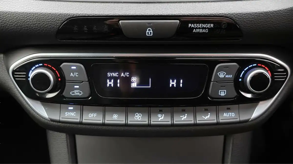 2022-hyundai-i30-10-t-gdi-premium-tourer-big-12