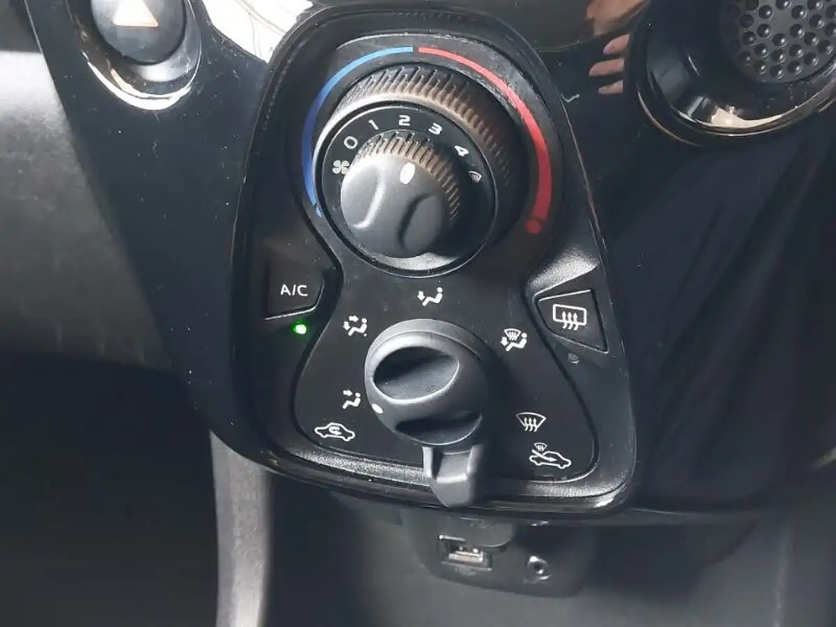 2020-citroen-c1-10-vti-flair-ss-5d-big-17
