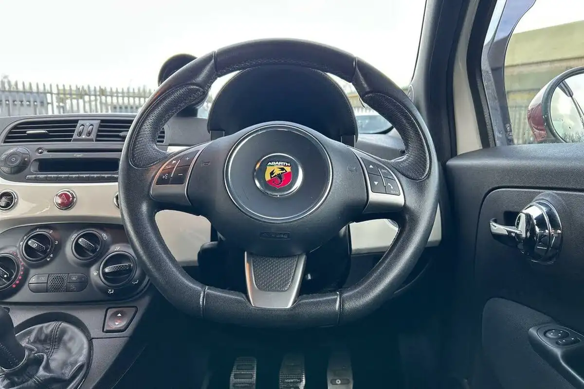 2016-abarth-500-14-tjet-595-yamaha-factory-racing-big-13