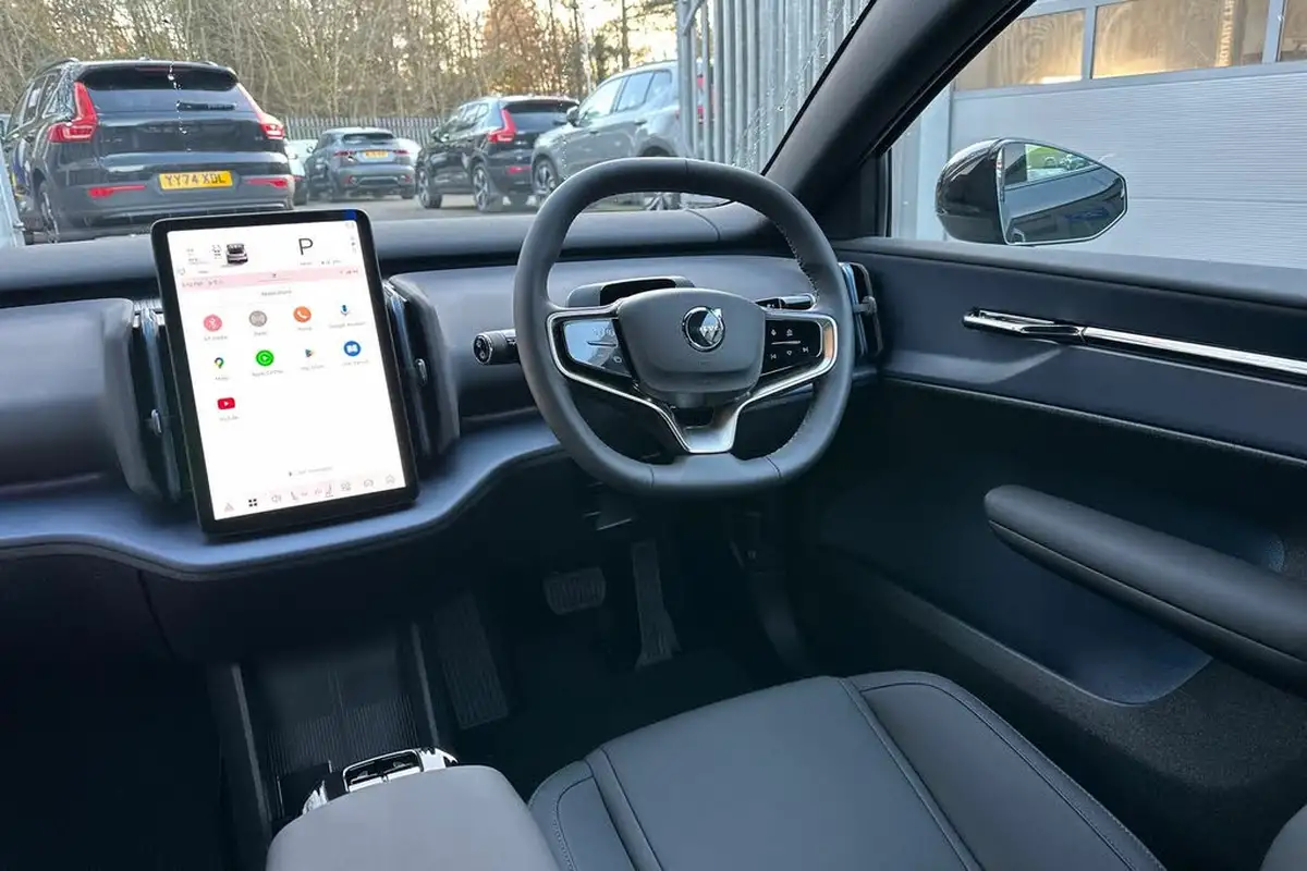 2024-volvo-ex30-e-single-motor-plus-extended-range-big-32