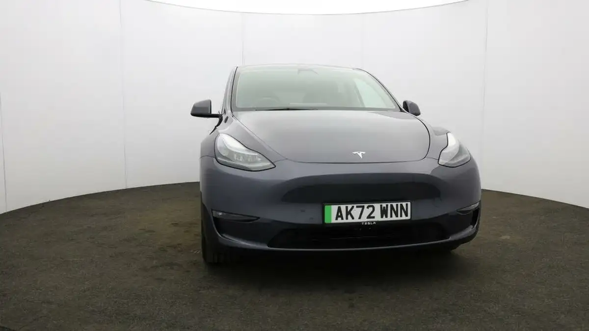 2022-tesla-model-y-e-long-range-big-35
