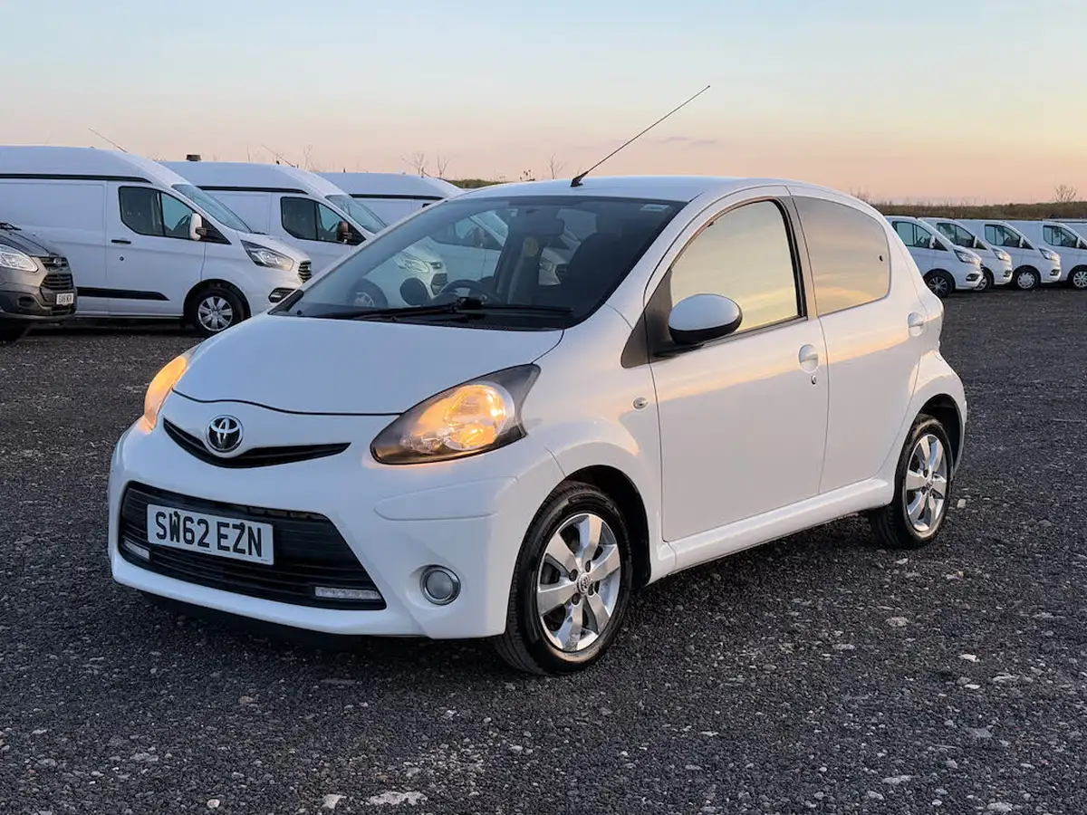 2012-toyota-aygo-10-aygo-fire-5d-big-2
