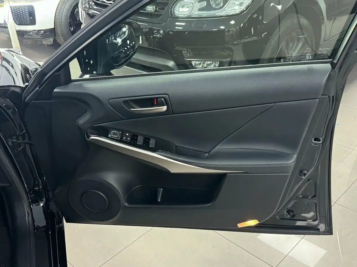 2019-lexus-is-300h-25-is-big-8
