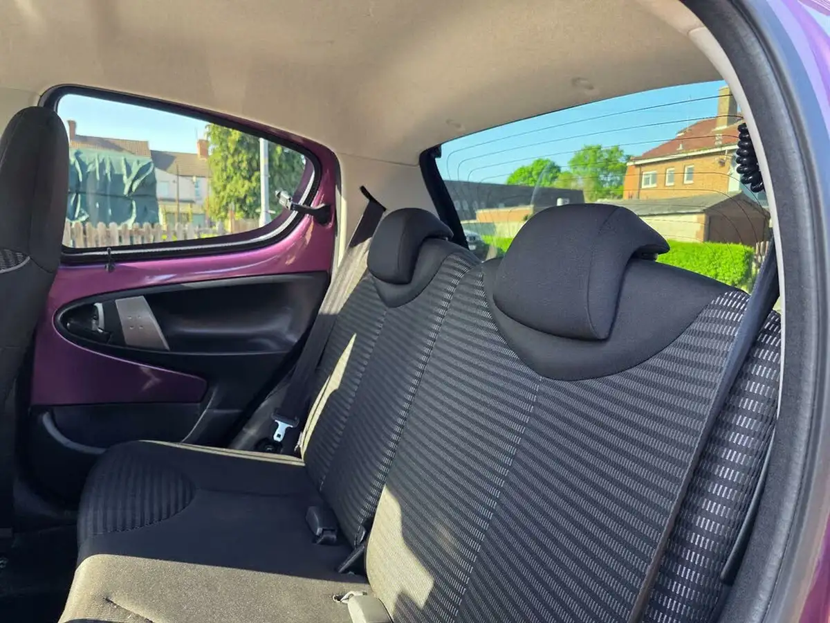 2014-peugeot-107-10-allure-5d-big-34