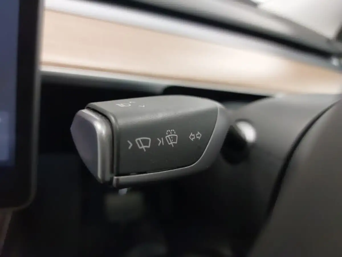 2023-tesla-model-y-e-long-range-big-13