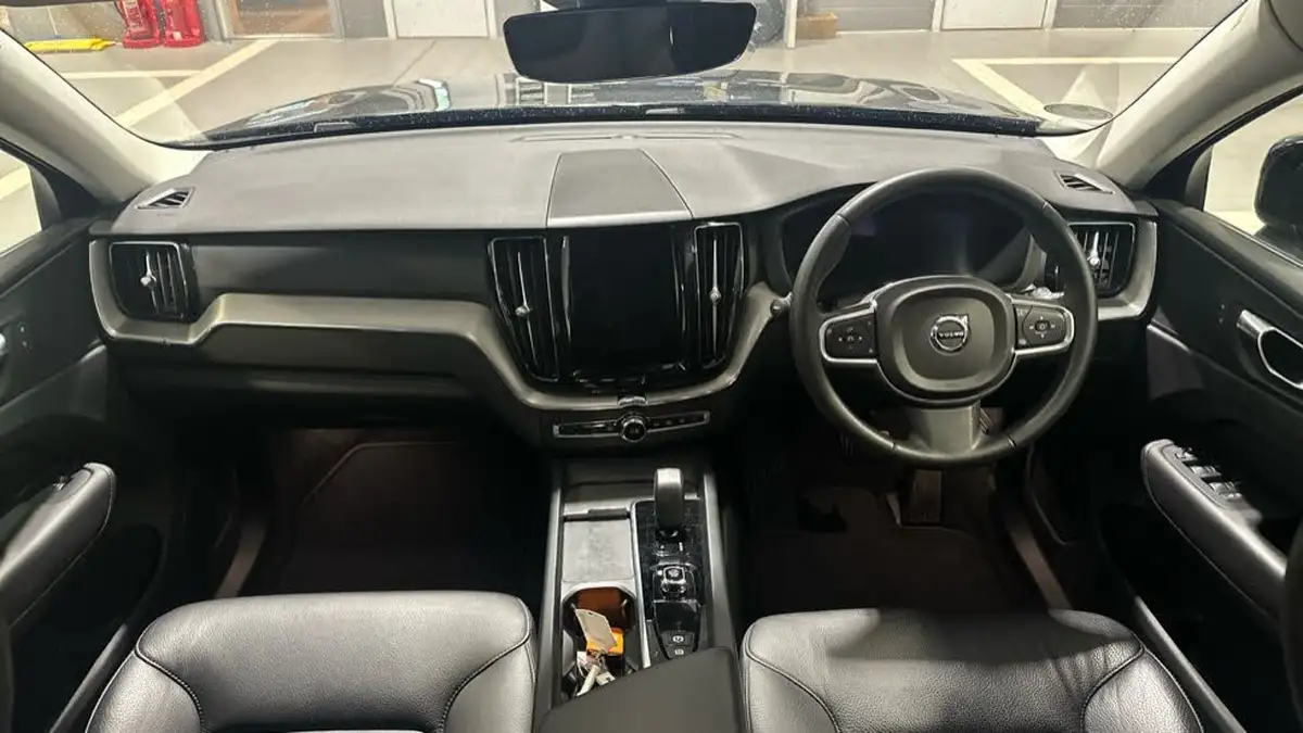 2022-volvo-xc60-20-b5-core-big-4