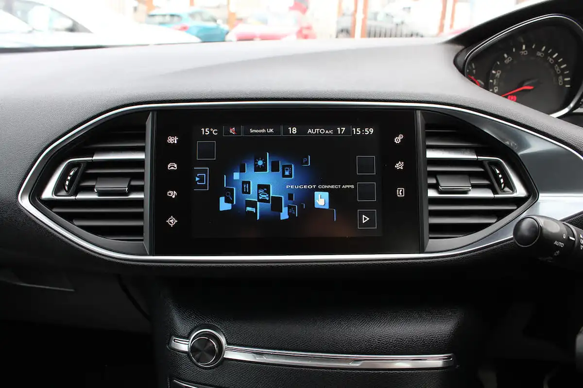2015-peugeot-308-12-active-puretech-110bhp-big-39