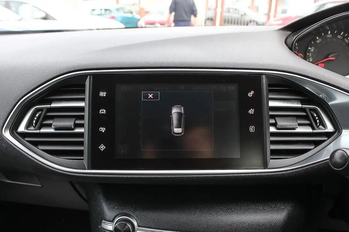 2015-peugeot-308-12-active-puretech-110bhp-big-36