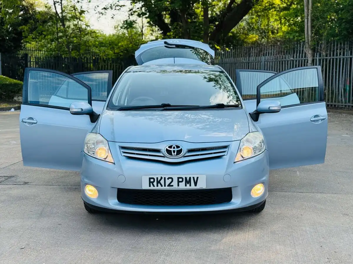 2012-toyota-auris-16-tr-big-42