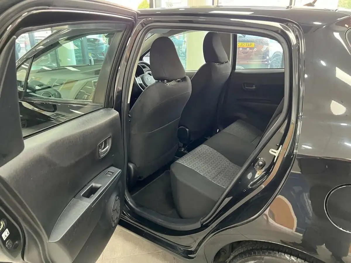 2014-toyota-yaris-133-icon-m-drive-s-big-47