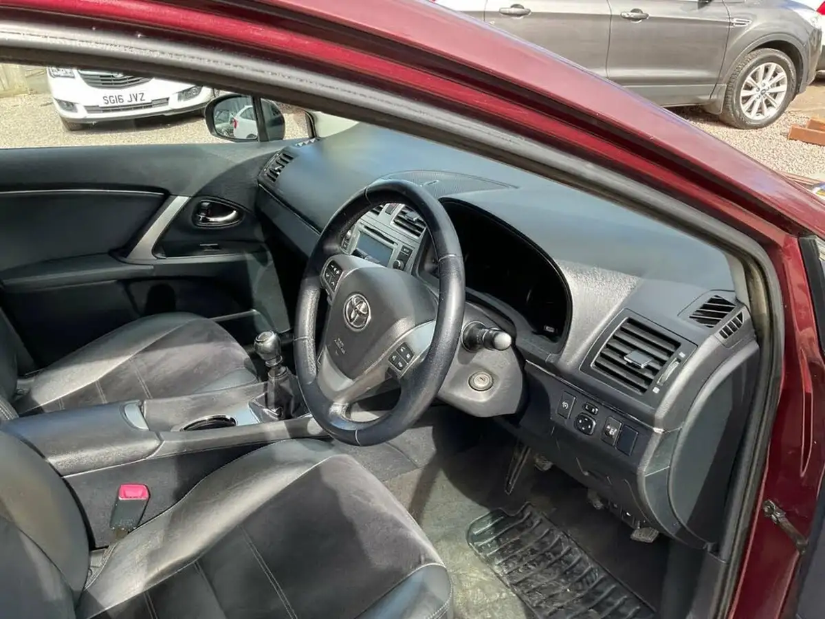 2015-toyota-avensis-20td-icon-business-edition-saloon-4d-big-28