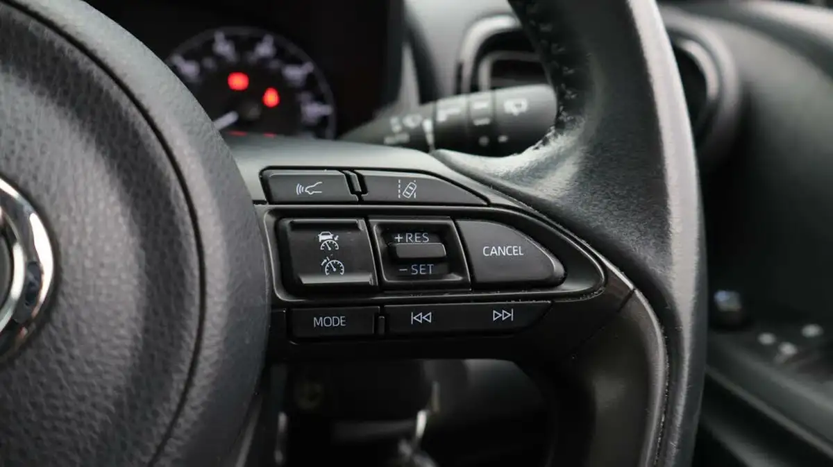 2021-toyota-yaris-15-vvt-i-icon-114bhp-hybrid-1490cc-e-cvt-big-27