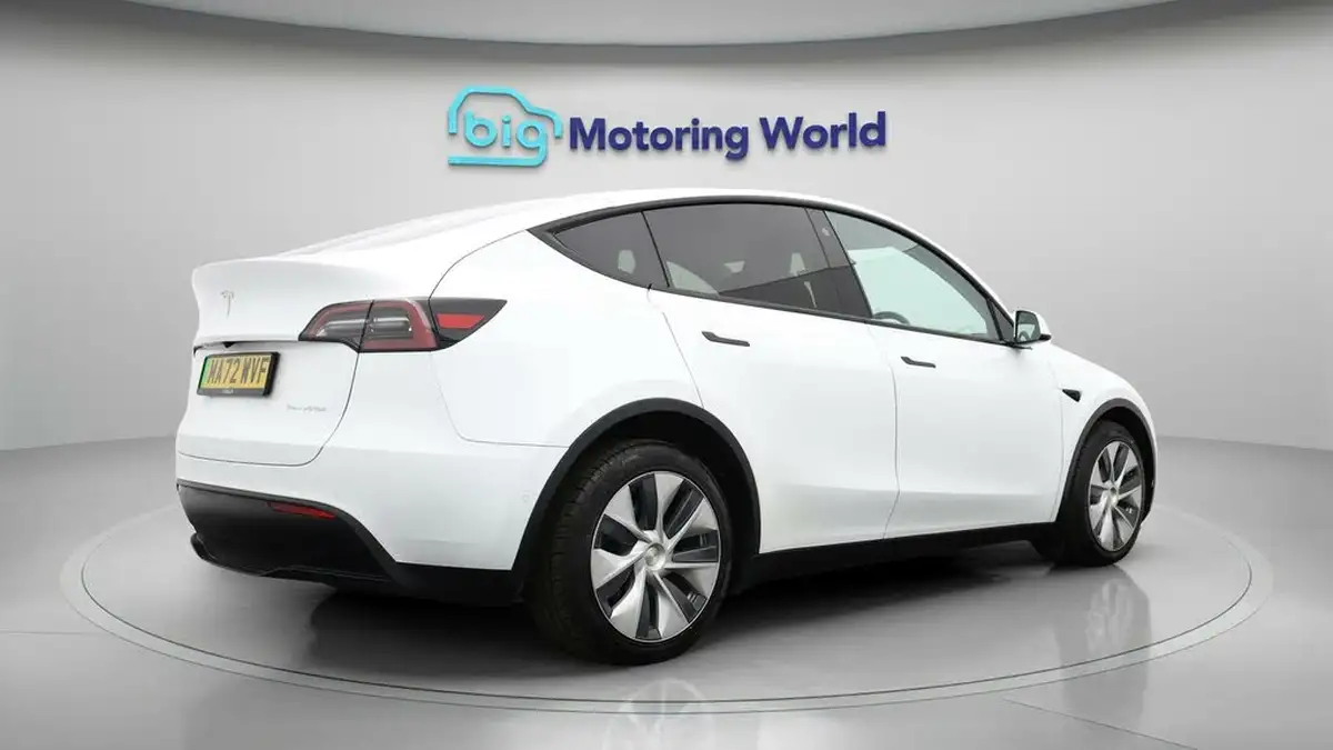 2022-tesla-model-y-e-long-range-big-6