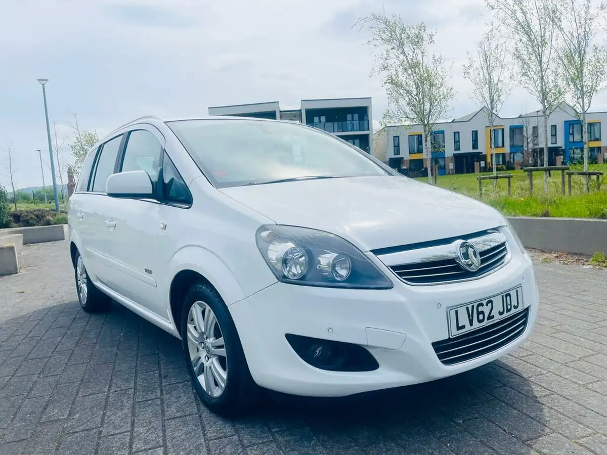 2012-vauxhall-zafira-18-design-140ps-big-5
