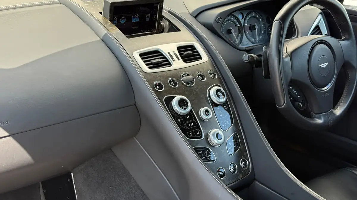 2019-aston-martin-vanquish-59-568bhp-big-20