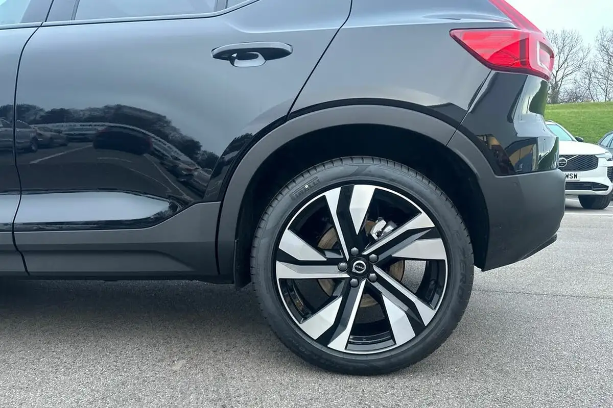 2024-volvo-xc40-20-b3-ultra-bright-big-4