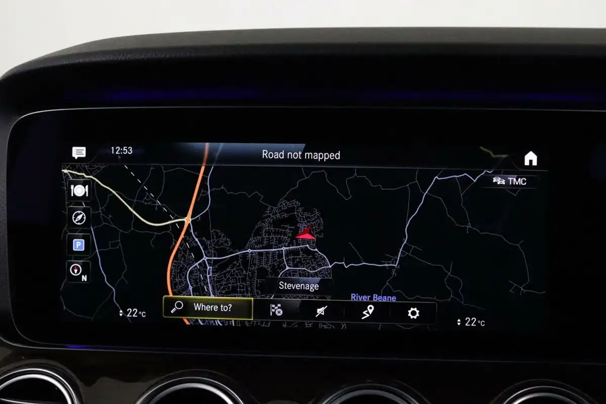 2020-mercedes-benz-e-class-20d-e300de-amg-line-edition-eq-power-saloon-4d-big-33